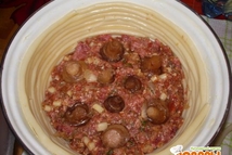 Шаг 5: Кладем в форму начинку, приминаем …