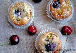 Кексы с вишней, яблоками и орехами