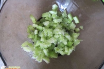 Шаг 4: Все перемешиваем, сначала можно венчиком, …