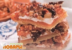 Пирожное с орехами и сухофруктами