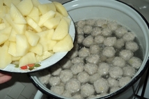 Шаг 5: Тем временем режем картофель брусочками, …