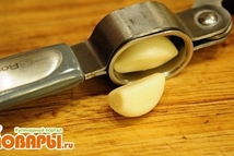 Шаг 4: Чеснок почистить, помыть и пропустить …