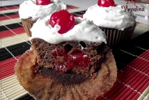 Шаг 3: Украсить кексы взбитыми сливками и …