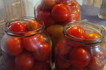 Шаг 2: У крупных томатов удалить плодоножку …