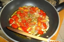 Шаг 2: В сковороде с ложкой оливкового …