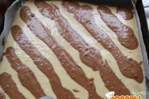 Шаг 3: Выливаем белое тесто, а из …