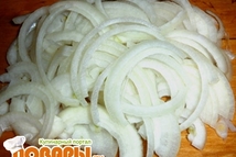 Шаг 3: Лук нарезать не слишком тонкими …