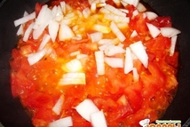 Шаг 2: Помидоры обдать кипятком и очистить …