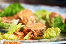 Шаг 3: Приготовьте салат: на тарелку выложите …