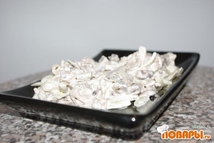 Шаг 2: Лук режем полукольцами, обдаем кипятком …