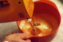 Шаг 3: Взбейте яйца с сахаром при …