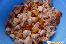 Шаг 2: Нарезаем кубиками мясо с куриных …