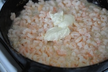 Шаг 9: К креветкам добавляем сметану и …