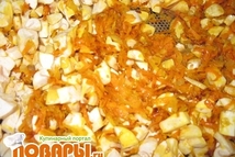 Шаг 3: и всыпать нарезанные кубиками грибы. …