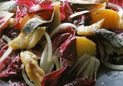 Рецепт: Теплый салат с копченой рыбой