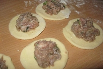 Шаг 3: Для теста смешать воду, яйцо …