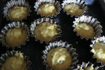 Шаг 5: Формочки смазать любым растительным маслом. …