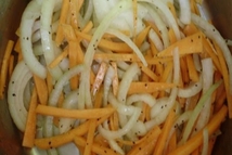 Шаг 3: В сотейнике или кастрюле пассируем …