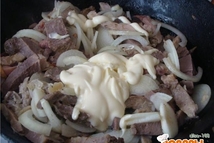 Шаг 2: Нарезанное мясо слегка притушиваем, добавляем …