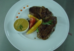 Свиные миньоны с имбирным соусом