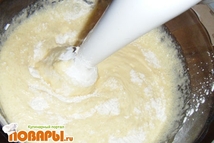 Шаг 1: Взбиваем яйца с сахаром. Добавляем …