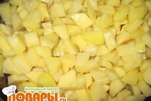 Шаг 4: Картофель обчистить и нарезать кубиками …