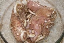 Шаг 2: Лук посолить (соль не жалеть)!, …