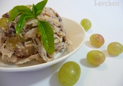 Рецепт: Куриный салат с виноградом и фундуком