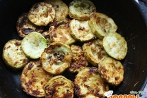 Шаг 1: Кабачки нарезать на кружочки, посолить, …