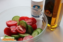 Шаг 2: Овощи перемешиваем в салатнике, солим, …