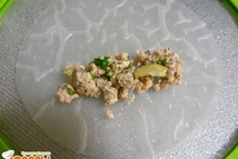 Шаг 1: Грибы, лук, куриное филе измельчить …