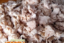 Шаг 3: Не очень крупно измельчаем куриное …