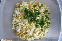 Шаг 2: Далее берем зеленый лук, хорошо …