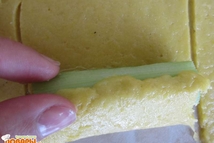 Шаг 7: Кусочки ревеня закручиваем в тесто.