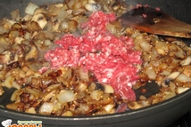 Шаг 3: Когда лук станет золотистого цвета, …