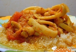 Кальмары, тушеные с паприкой и кунжутом