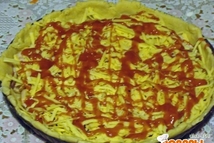 Шаг 4: Поливаем все кетчупом и присыпаем …