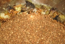 Шаг 9: Потом выкладываем гречневую крупу.