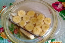 Шаг 2: На бананы укладываем стейк, сверху …