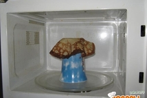 Шаг 7: Затем берём блин, кладём его …