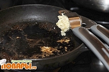 Шаг 8: В сковороду наливаем соевый соус, …