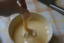 Шаг 2: Приготовьте кляр. Для этого разбейте …