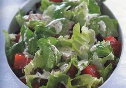 Рецепт: Салат из малосольного лосося с ржаными сухариками