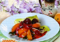 Рецепт: Клубничный салат по-украински  