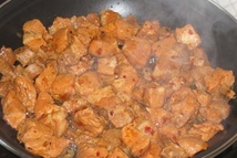 Шаг 3: Через час шумовкой выложить мясо …