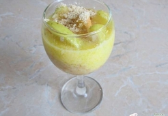 Яблочный десерт из печенья и желткового крема