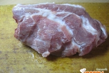 Шаг 1: Мелко нарежем лук и чеснок, …