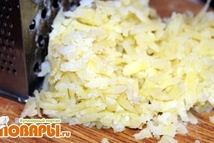 Шаг 2: Картофель две-три штучки – отварили, …