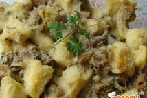 Шаг 6: Соус выливаем к вареникам, слегка, …