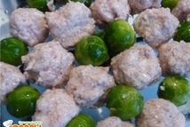 Шаг 1: Замороженную брюссельскую капусту выложить на …